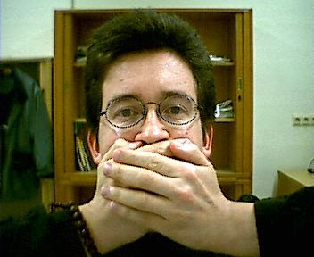 Die Klappe wird sichtbar gehalten...